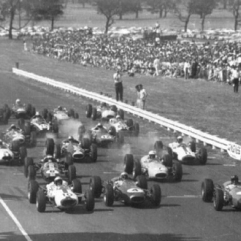 Départ à Longford...
Bruce McLaren, Jack Brabham, et Graham Hill tandis que Jim est en seconde ligne auccôtésde Franck Gardner